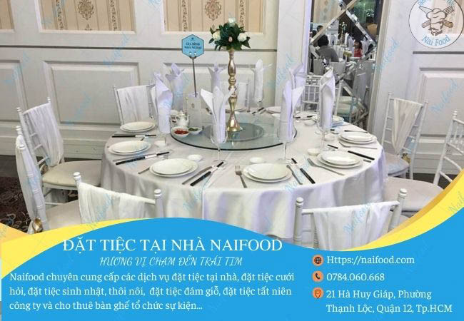 Tổ chức tiệc tại nh&agrave; bằng b&agrave;n ghế tiffany