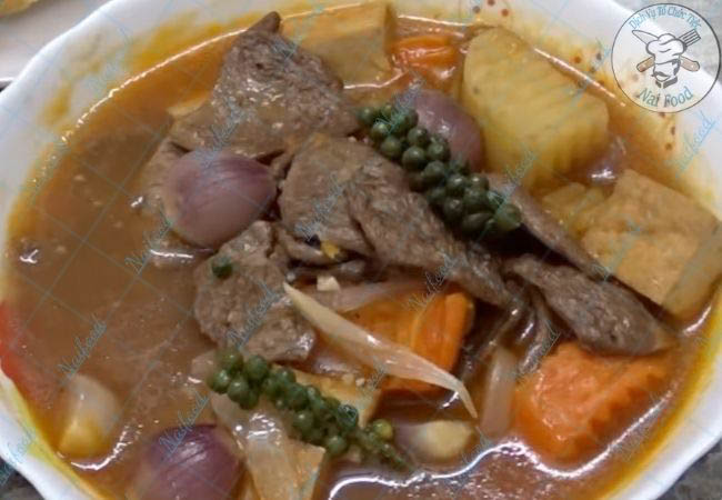 B&ograve; chay sốt ti&ecirc;u xanh + b&aacute;nh mỳ