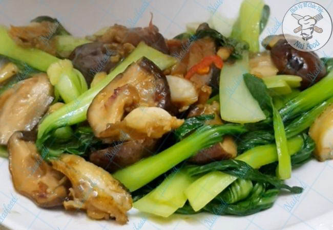 M&oacute;n rau cải th&igrave;a x&agrave;o nấm đ&ocirc;ng c&ocirc;