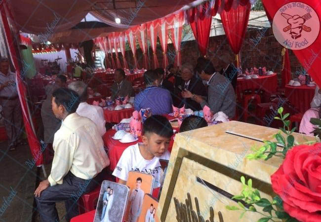 Tiệc đ&atilde;i đ&aacute;m cưới