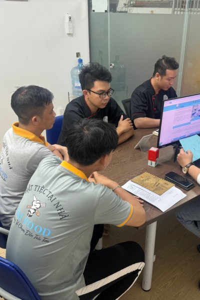 Nh&acirc;n vi&ecirc;n