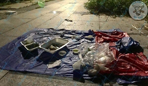 Dọn dẹp r&aacute;c sau khi t&agrave;n tiệc