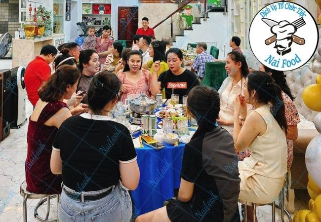Đơn vị tổ chức đặt tiệc đầy th&aacute;ng tại nh&agrave; uy t&iacute;n