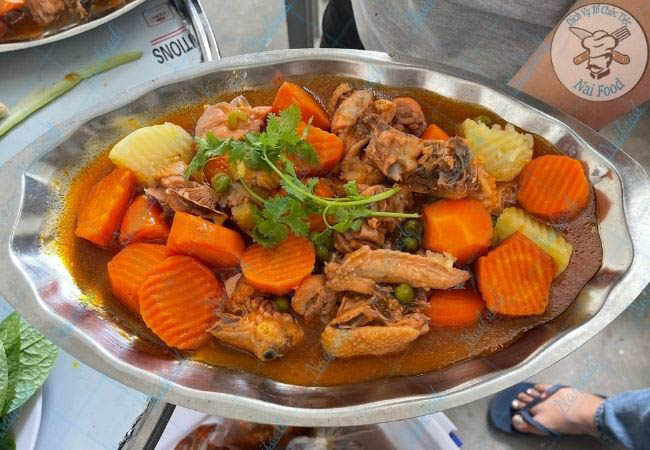 G&agrave; nấu cari + b&aacute;nh m&igrave;