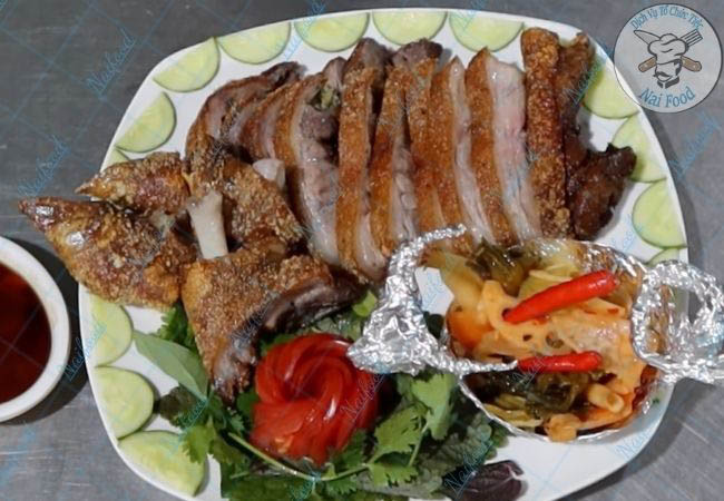 Gi&ograve; heo muối chi&ecirc;n gi&ograve;n + kim chi