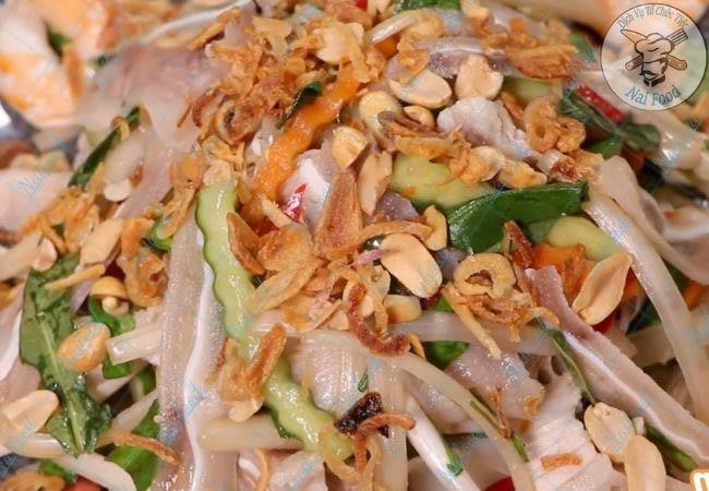 M&oacute;n nhậu ngon từ gỏi tai heo với ng&oacute; sen