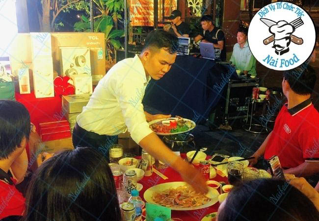 Tổ chức bằng h&igrave;nh thức tiệc mặn