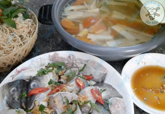 Lẩu c&aacute; bớp măng chua