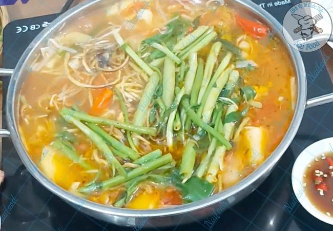 Lẩu c&aacute; tầm măng chua