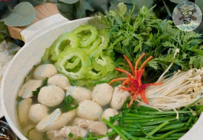 Lẩu c&aacute; th&aacute;c l&aacute;c khổ qua