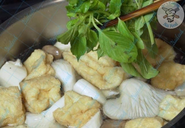 Lẩu g&agrave; chay l&aacute; quế