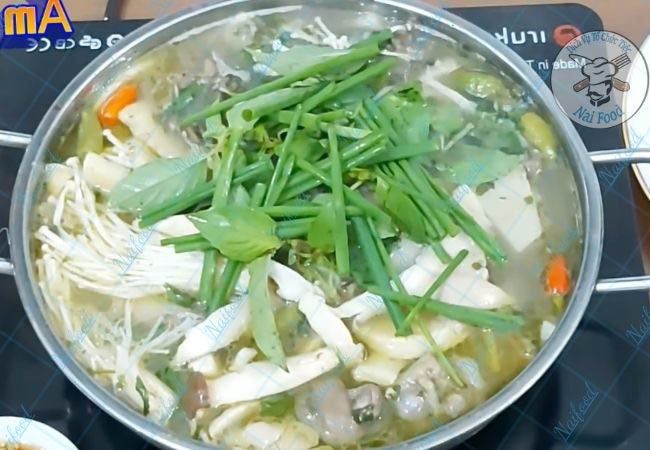 Lẩu g&agrave; l&aacute; &eacute;