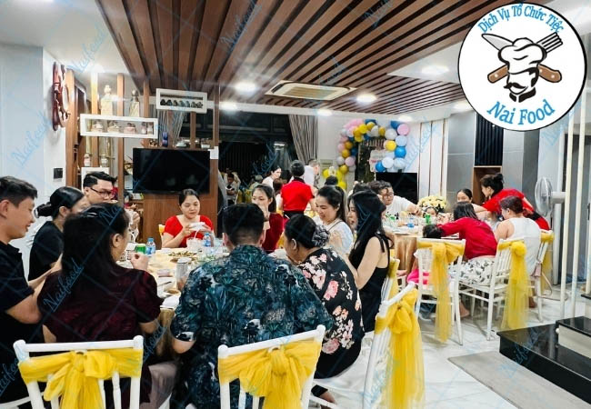 L&ecirc;n danh s&aacute;ch kh&aacute;ch mời tiệc đầy th&aacute;ng