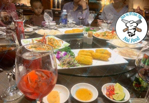 Lựa chọn thực đơn đ&atilde;i tiệc