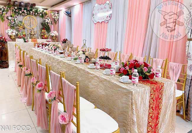 B&agrave;n 2 họ ngồi