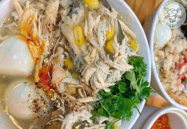 Soup g&agrave; chả lụa