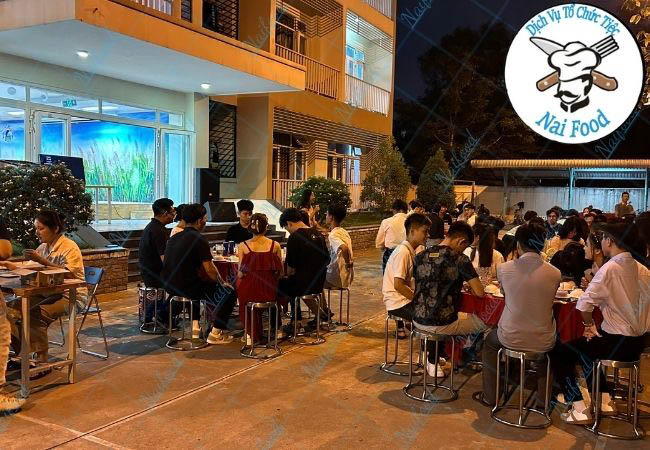 Kh&ocirc;ng gian tiệc ngo&agrave;i trời