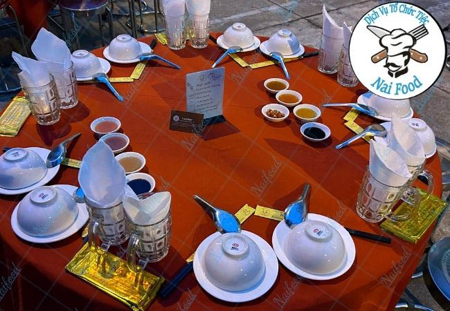 B&aacute;n tiệc do naifood setup 