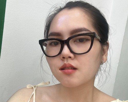 Ho&agrave;ng Thuỳ Linh