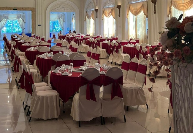 Setup b&agrave;n ghế tiệc cưới