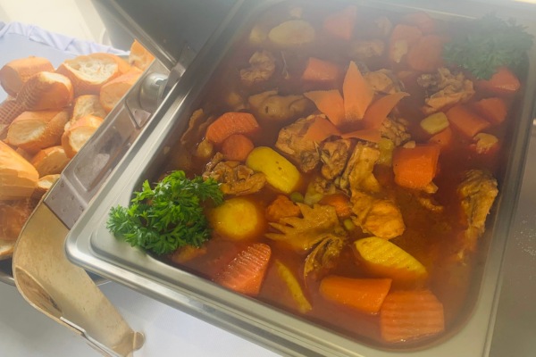 Chọn m&oacute;n ăn buffet ph&ugrave; hợp với buổi tiệc