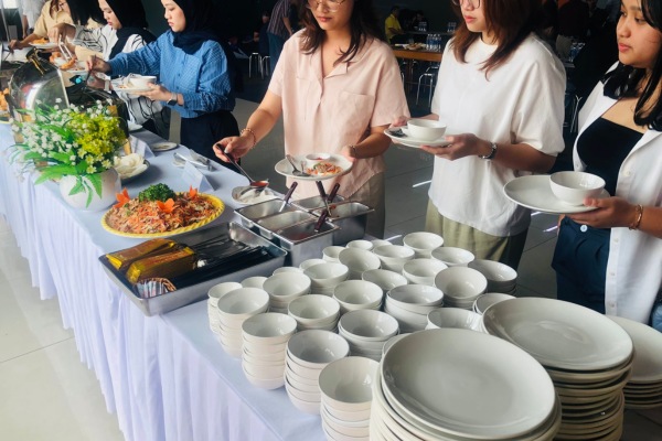 Tổ chức tiệc buffet ch&agrave;o đ&oacute;n sếp mới