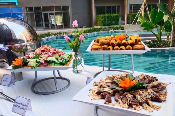 Dịch vụ đặt tiệc buffet ngo&agrave;i trời.