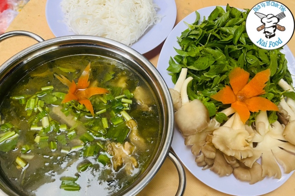 Lẩu g&agrave; l&aacute; &eacute; + nấm