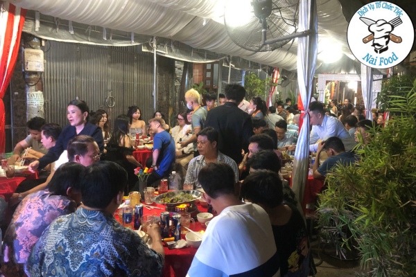 Kh&aacute;ch mời tham dư tiệc cưới anh Đinh Long v&agrave; chị Thu Hằng