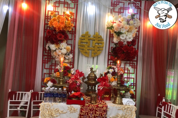 B&agrave;n gia ti&ecirc;n của anh chị Đinh Long v&agrave; Thu Hằng