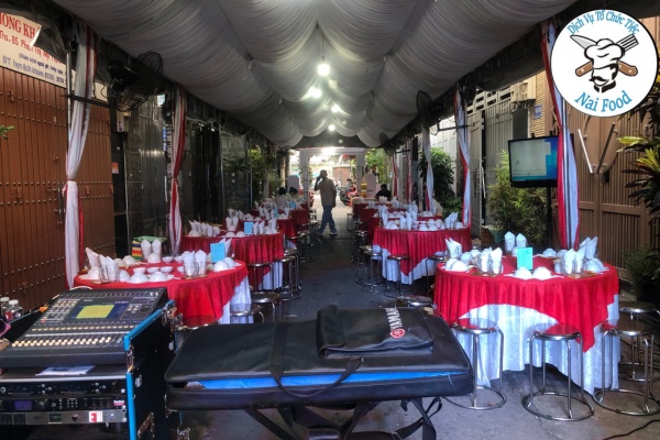 Kh&ocirc;ng gian tiệc của anh chị Đinh Long v&agrave; Thu Hằng