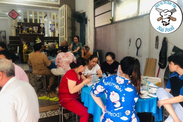 Đặt tiệc đ&aacute;m giỗ tại nh&agrave; T&acirc;n B&igrave;nh