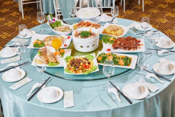 Đặc điểm của thực đơn đ&aacute;m cưới người Hoa