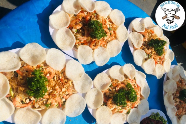 Gỏi ng&oacute; sen t&ocirc;m thịt + b&aacute;nh phồng