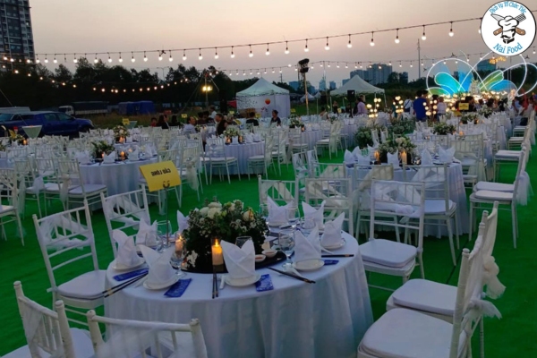 Naifood tổ cho b&agrave;n ghế phục vụ đ&aacute;m cưới ngo&agrave;i trời ở quận 2