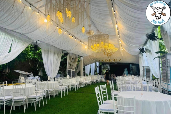 Trang thiết bị b&agrave;n ghế cao cấp, đa dạng