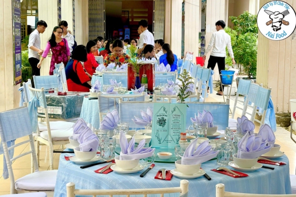 Nh&acirc;n vi&ecirc;n tư vấn nhiệt t&igrave;nh