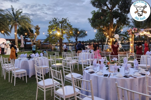 Nhiều mẫu b&agrave;n ghế để kh&aacute;ch h&agrave;ng lựa chọn