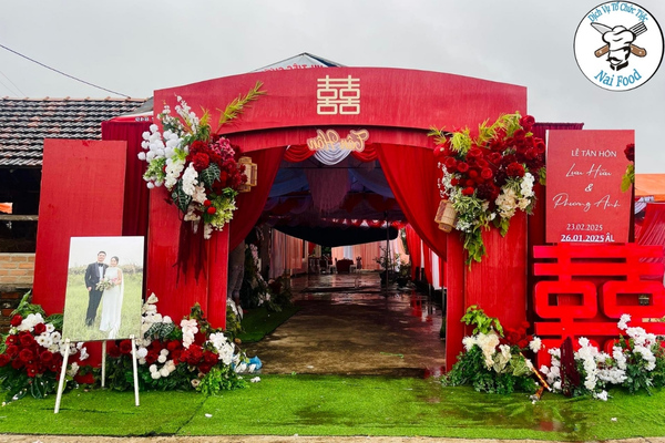 Mẫu cổng cưới hoa lụa