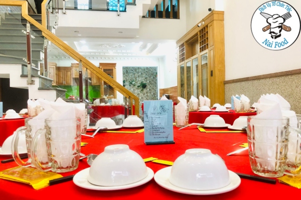 B&agrave;n tiệc đầy đủ dụng cụ ăn uống