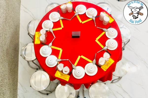 B&agrave;n tiệc ho&agrave;n chỉnh