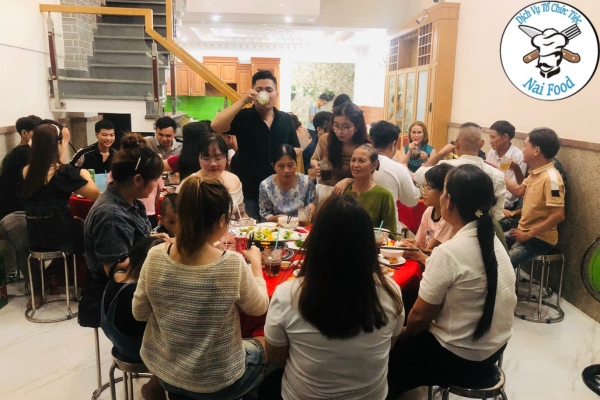 Anh chủ mời kh&aacute;ch mời bia