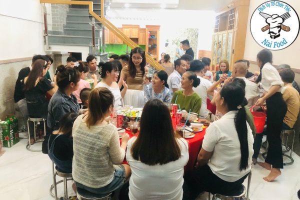 Chị chủ nh&agrave; mới kh&aacute;ch mời d&ugrave;ng bữa