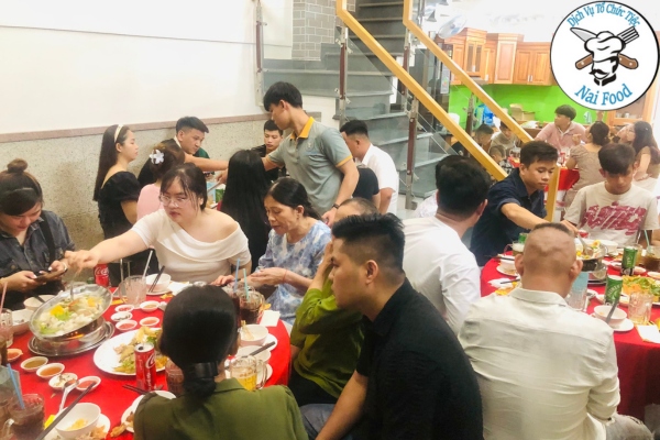 Nh&acirc;n vi&ecirc;n phục vụ cho bữa tiệc