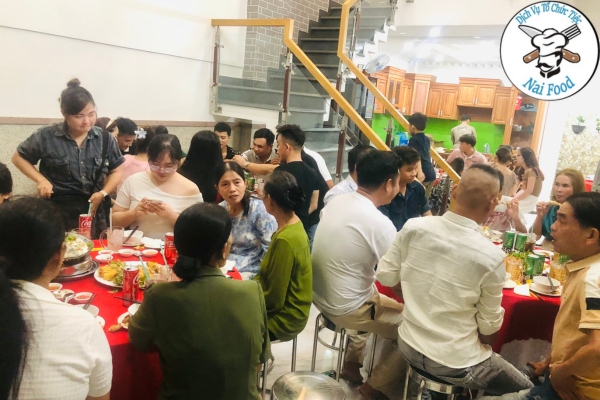 Kh&ocirc;ng gian buổi tiệc