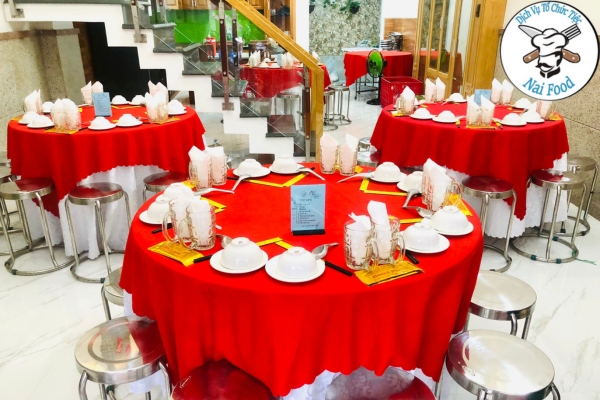 Setup b&agrave;n tiệc trong nh&agrave; kh&aacute;ch
