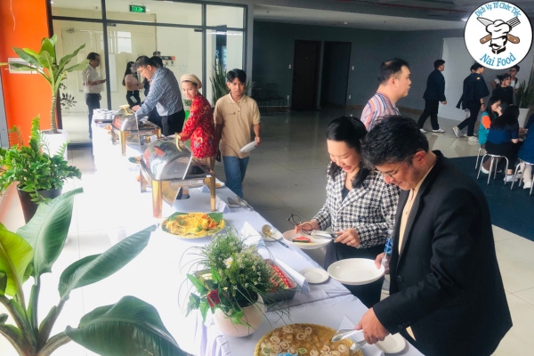 Kh&aacute;ch mời lấy đồ ăn