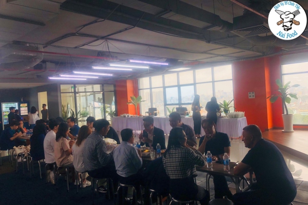 Kh&ocirc;ng giản tiệc buffet tại trường UEH