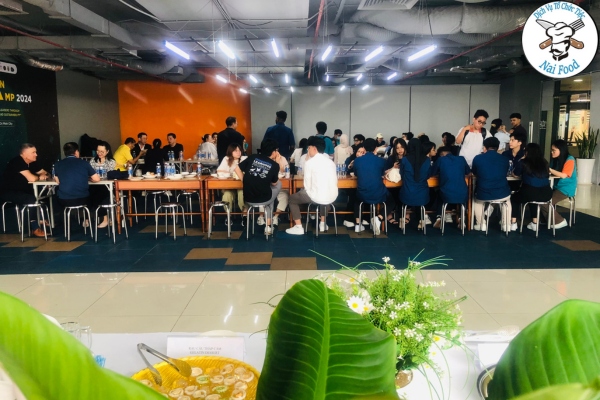 Kh&ocirc;ng gian kh&aacute;ch ngồi dự tiệc buffet