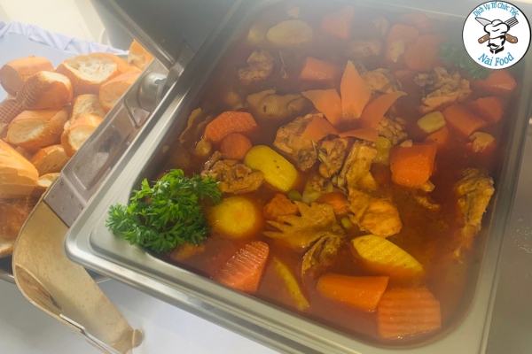 G&agrave; nấu lagu + b&aacute;nh m&igrave;